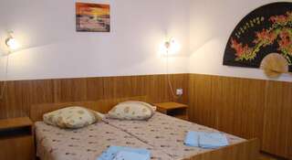 Гостиница Vstrecha Судак Бюджетный двухместный номер с 2 отдельными кроватями-1